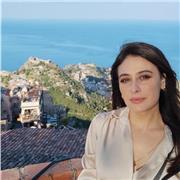 Insegnante esperta offre aiuto compiti personalizzato e motivante